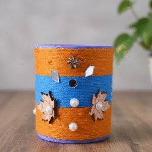 Clay pen vase with beautiful artwork