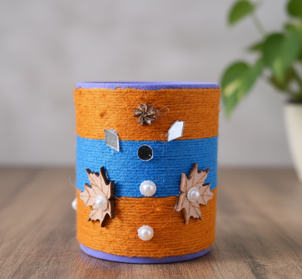 Clay pen vase with beautiful artwork