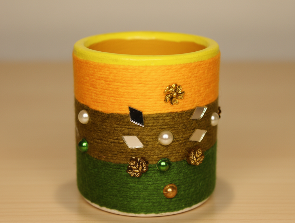 Clay pen vase with beautiful artwork - Image 3